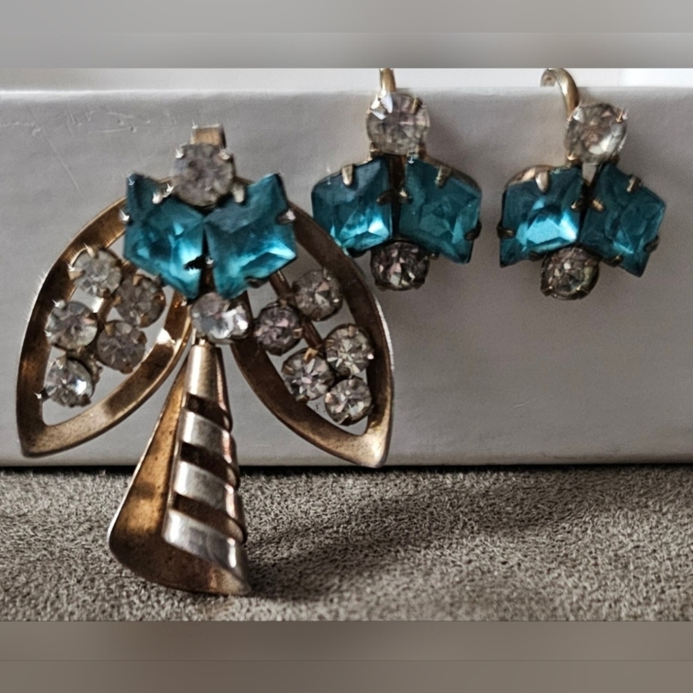 Vitg Unsigned Gold Tone Blue Clear Rhinestone Brooch Pin and screw back Earrings
